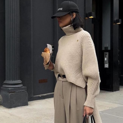 Moderni džemper u bež boji